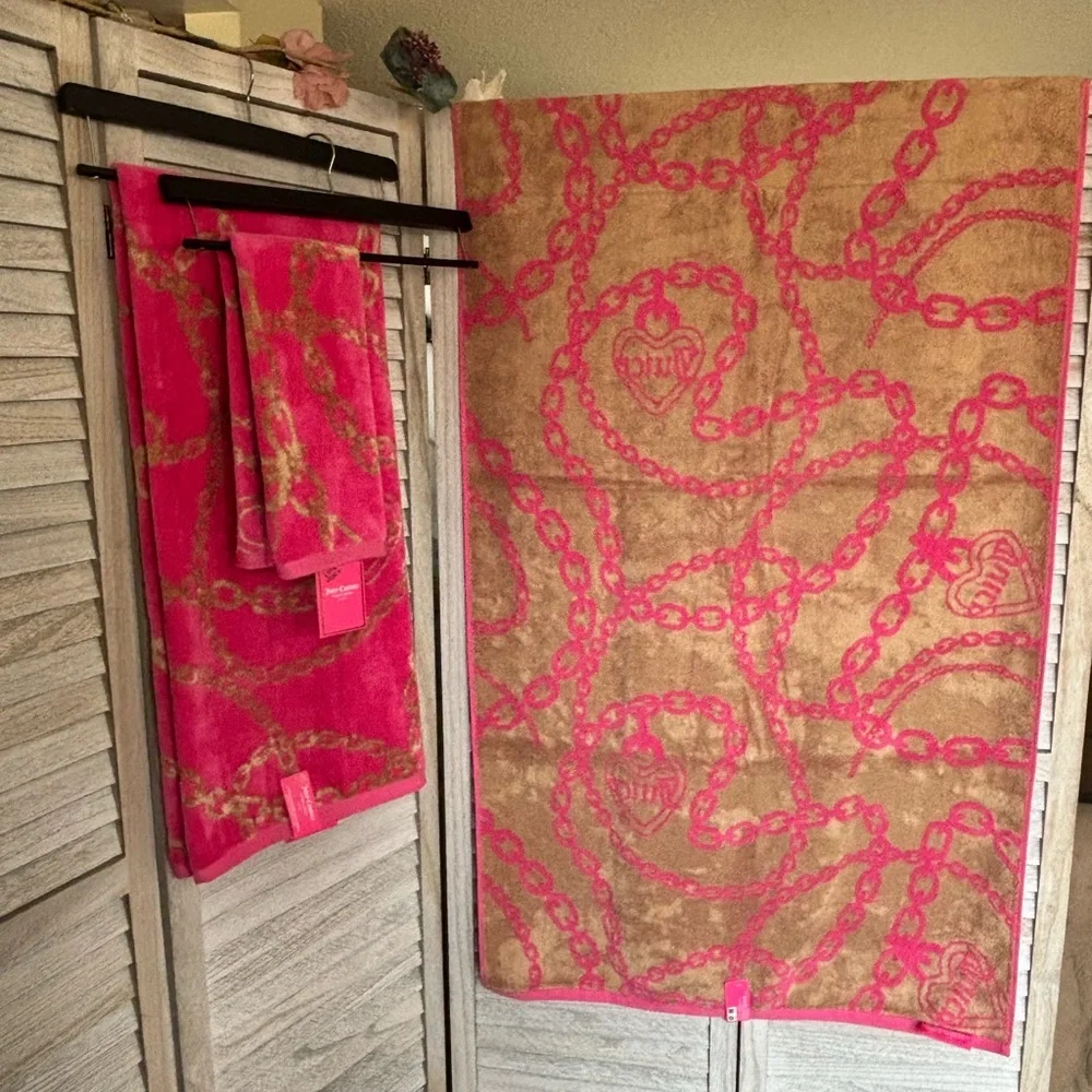 JUICY COUTURE Bath & Hand Towel Ensemble HOT PINK & METALLIC GOLD Heart & Chains